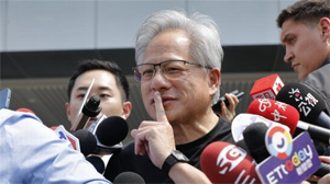 英偉達(dá)CEO黃仁勛抵臺(tái) 戴千萬(wàn)名表 宴請(qǐng)臺(tái)積電總裁魏