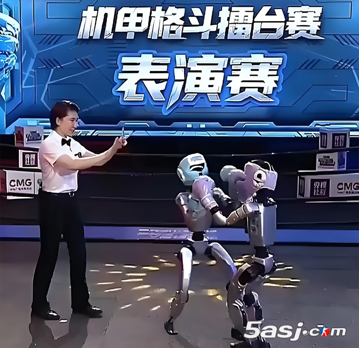 機器人在格斗大賽打裁判了？央視機甲格斗擂臺賽：AI博主奪冠，宇樹G1首秀