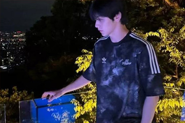 跨圈聯(lián)動(dòng)！TXT崔秀彬再穿100T隊(duì)服引爆粉絲熱議