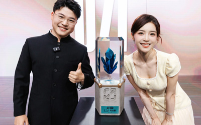 LPL官方主持人余霜曬UZI加冕名人堂典禮合照：是uzi，是