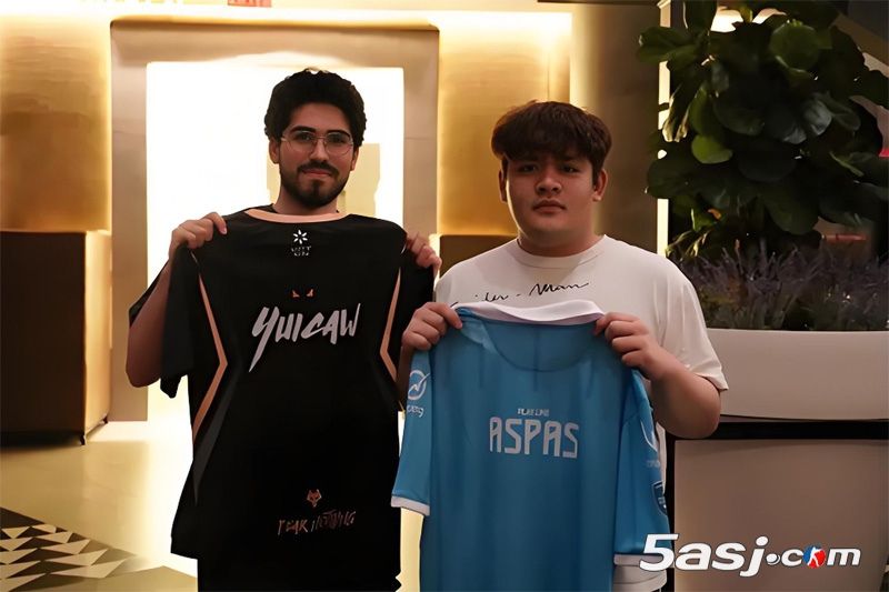 狼隊電競分享選手交換隊服動態(tài) SiuFatBB與Woot、Aspas友好互動