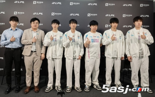 BLG 2-0碾壓FPX鎖定積分第二！Knight兔子1V3封神，教練