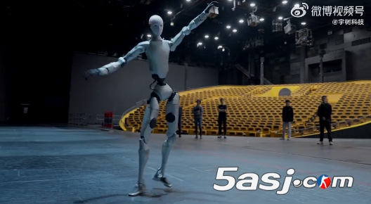 宇樹科技Unitree H2仿生人形機(jī)器人亮相，180cm擬人設(shè)計(jì)革新服務(wù)機(jī)器人領(lǐng)域