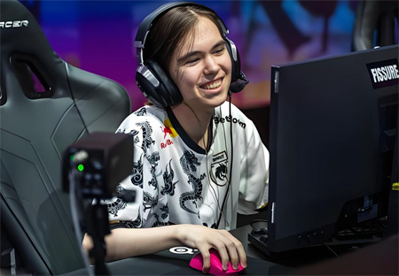 V社引眾怒！donk致敬恩師hally簽名遭刪除，布達(dá)佩斯Major貼紙爭(zhēng)議再起