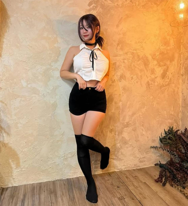 日本網(wǎng)紅まりちゃん 福利圖：擁有精致五官，傲人胸圍