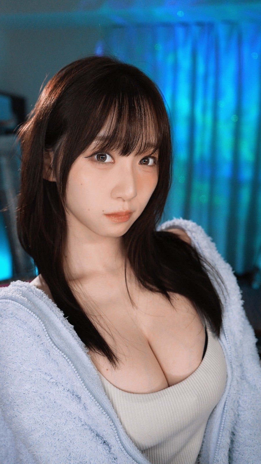 日本寫真明星伊織萌分享最新《妮姬》阿妮斯Cos美圖，超大杯純欲天花板