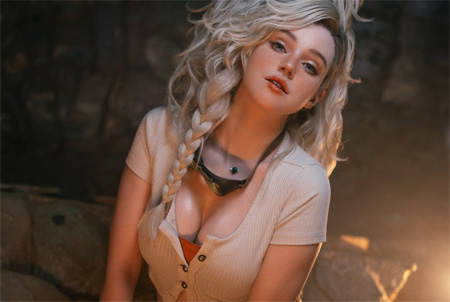 俄羅斯模特cos《怪物獵人：荒野》杰瑪，火熱性感身材撩人！