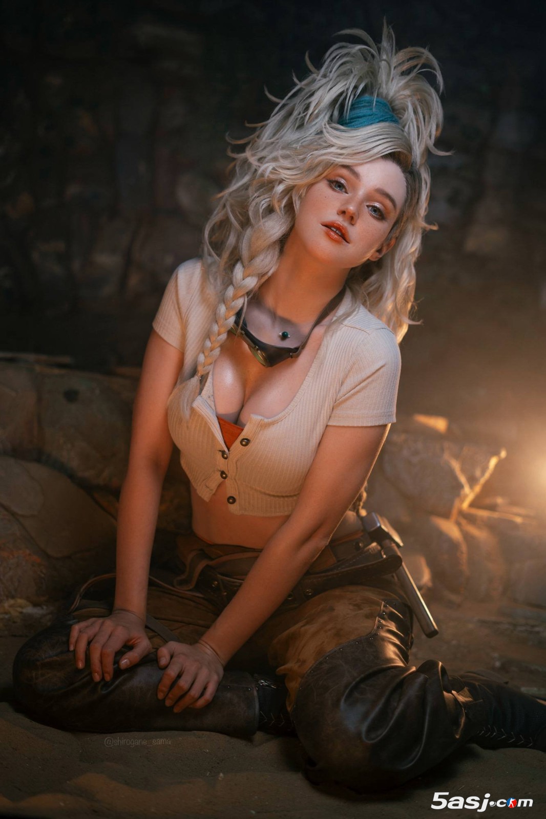 俄羅斯模特cos《怪物獵人：荒野》杰瑪，火熱性感身材撩人！