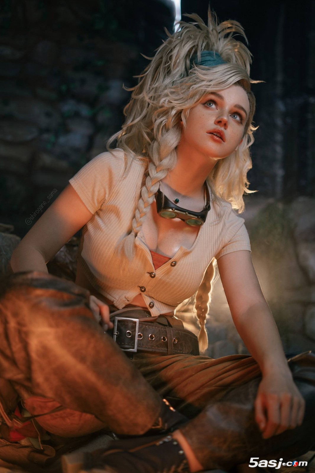 俄羅斯模特cos《怪物獵人：荒野》杰瑪，火熱性感身材撩人！