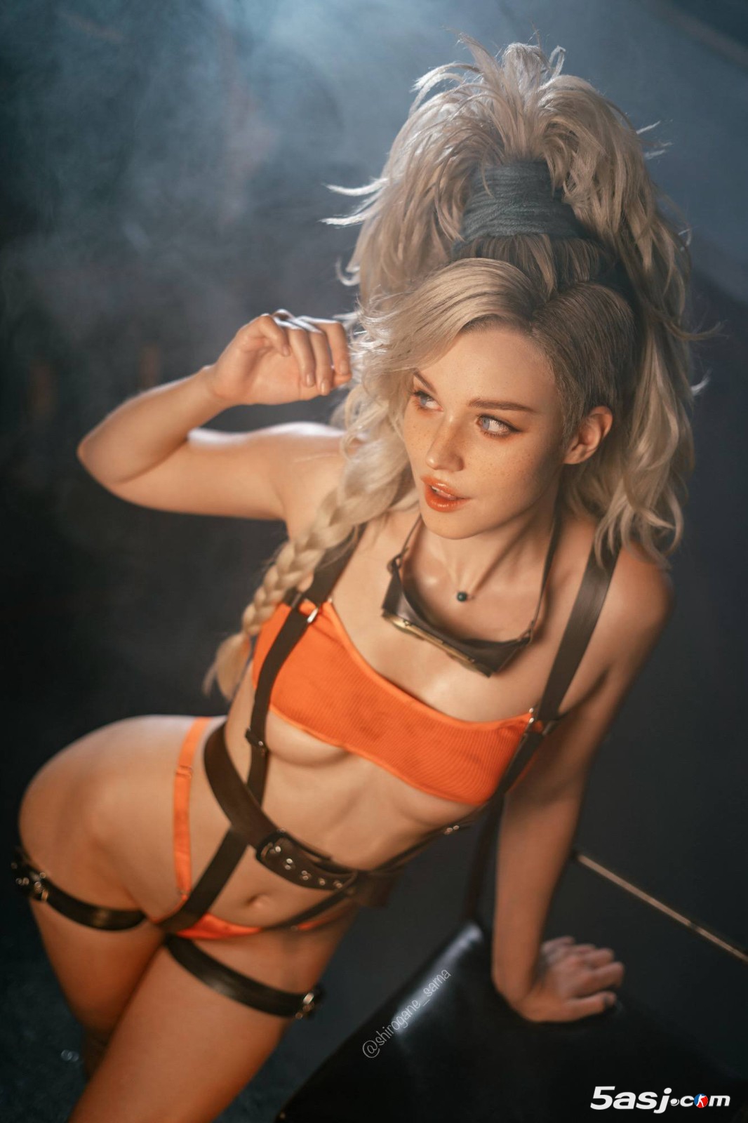 俄羅斯模特cos《怪物獵人：荒野》杰瑪，火熱性感身材撩人！