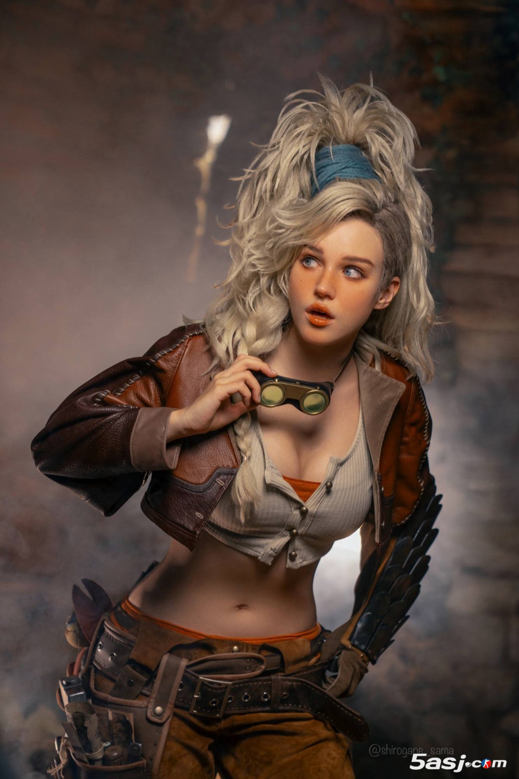 俄羅斯模特cos《怪物獵人：荒野》杰瑪，火熱性感身材撩人！