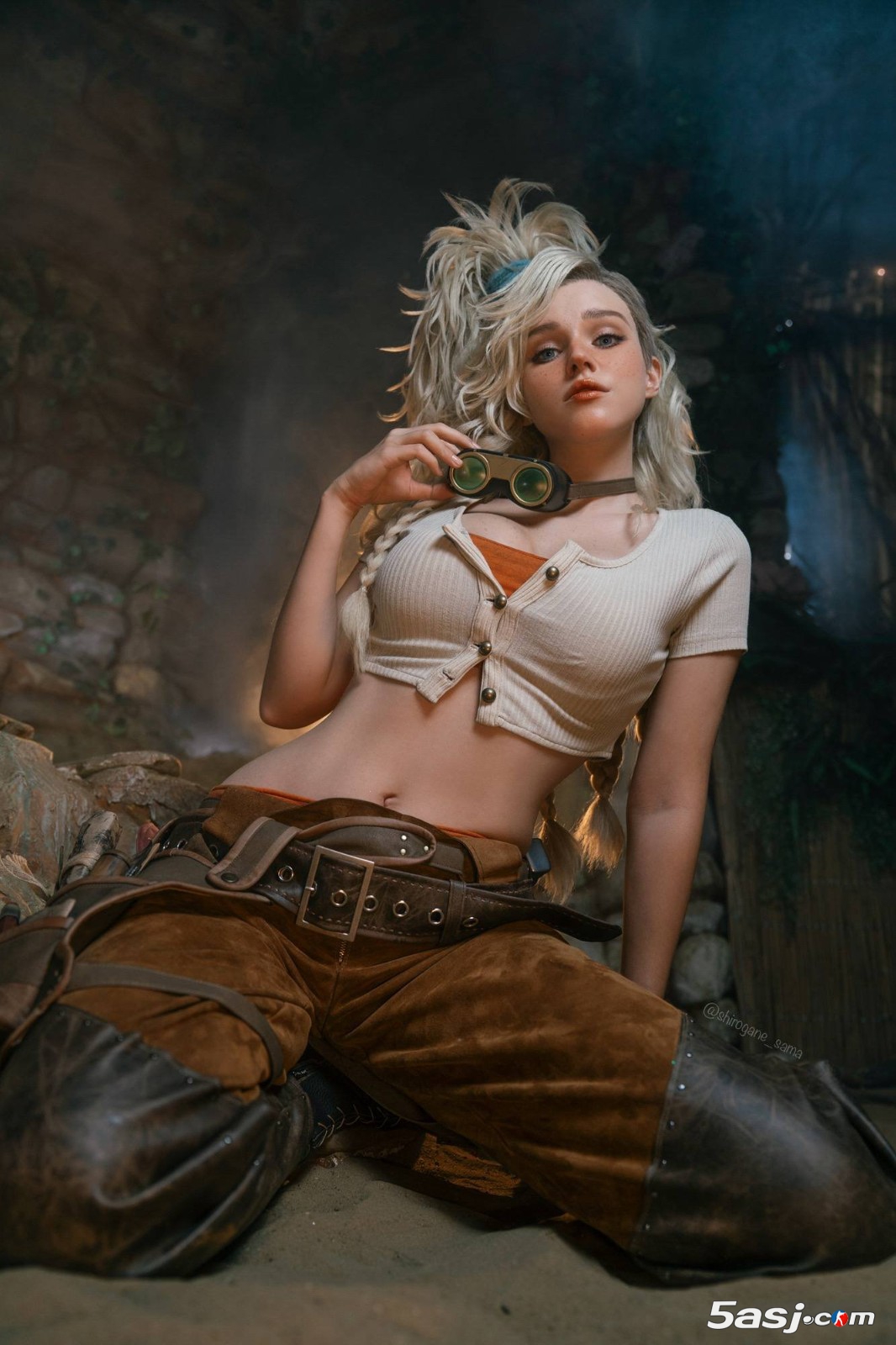 俄羅斯模特cos《怪物獵人：荒野》杰瑪，火熱性感身材撩人！