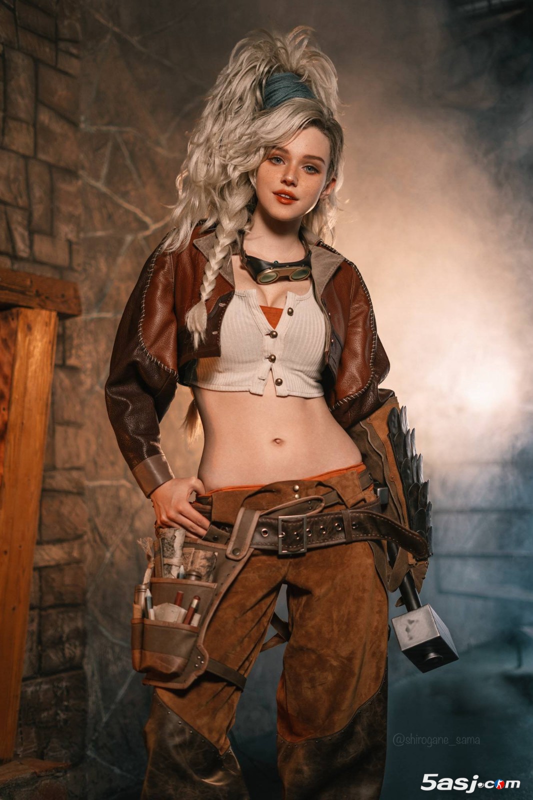 俄羅斯模特cos《怪物獵人：荒野》杰瑪，火熱性感身材撩人！