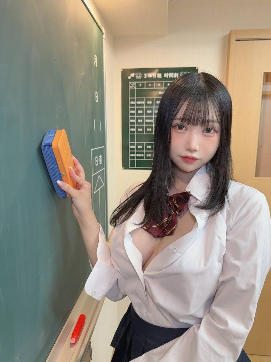 美女推主白豚inyuna福利圖賞：曲線豐腴性感迷人