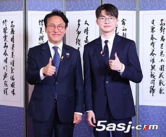 T1傳奇中單選手Faker接受了韓國總理的訪談；希望游戲能給更多人帶來靈感、好影響，激勵更多人