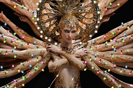 圣誕被迫營業(yè)！《墮落之主2》性感詭異女神Scion掛滿彩燈，成人向美學引爆全網(wǎng)爭議！