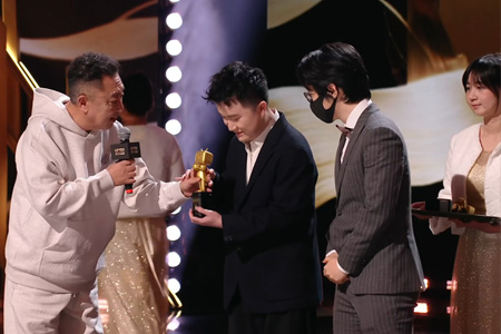 于謙跨界頒獎(jiǎng)！前CS傳奇259斬獲B站直播年度人氣獎(jiǎng)，職業(yè)級(jí)解說征服2400小時(shí)賽場(chǎng)