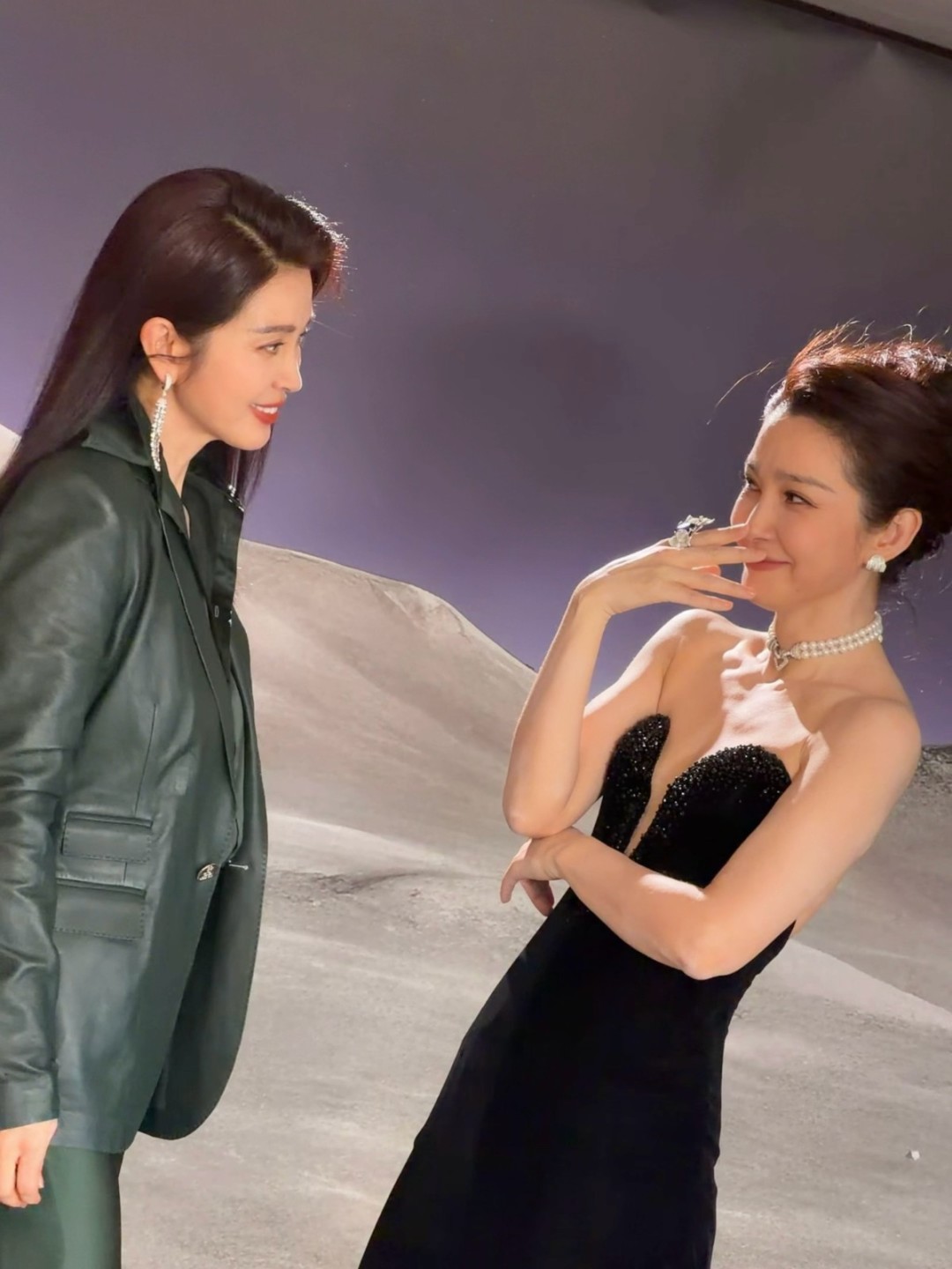 李冰冰和妹妹李雪一起驚艷亮相：內(nèi)娛冰雪奇緣姐妹花